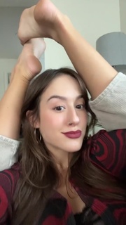 Jules Ari feet photo thumbnail