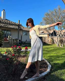 Jules Ari feet photo thumbnail