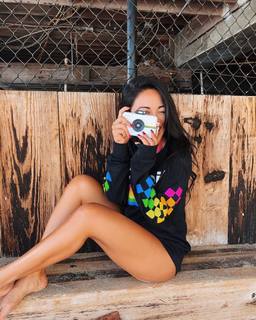 Jules Aurora feet photo thumbnail