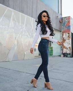 Jules Aurora feet photo thumbnail