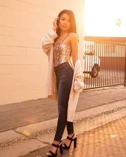 Jules Aurora feet photo thumbnail