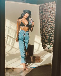 Jules Aurora feet photo thumbnail