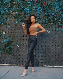 Jules Aurora feet photo thumbnail