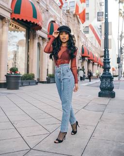 Jules Aurora feet photo thumbnail