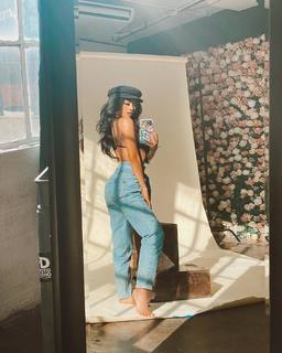 Jules Aurora feet photo thumbnail