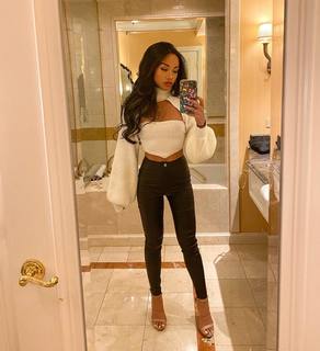 Jules Aurora feet photo thumbnail