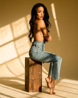 Jules Aurora feet photo thumbnail