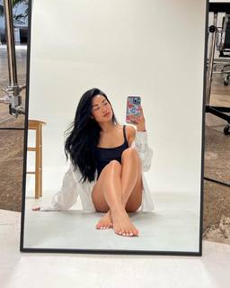 Jules Aurora feet photo thumbnail