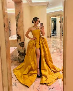 Jules Aurora feet photo thumbnail