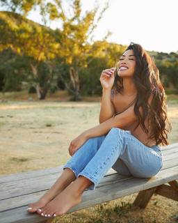 Jules Aurora feet photo thumbnail