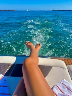 Jules Aurora feet photo thumbnail