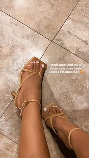 Jules Aurora feet photo thumbnail