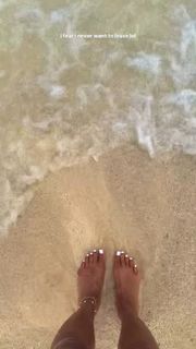 Jules Aurora feet photo 3