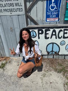 Jules LeBlanc feet photo thumbnail