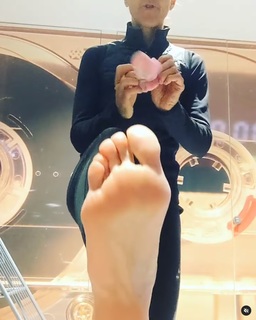 Julia Bradbury feet photo 16