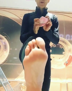Julia Bradbury feet photo 14