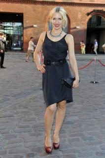 Julia Dietze feet photo thumbnail