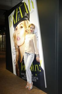 Julia Dietze feet photo thumbnail