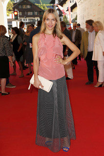 Julia Dietze feet photo thumbnail