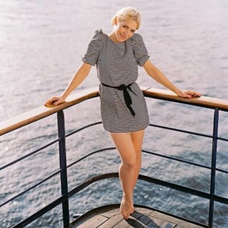 Julia Dietze feet photo thumbnail