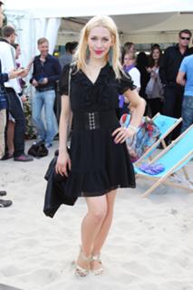 Julia Dietze feet photo thumbnail