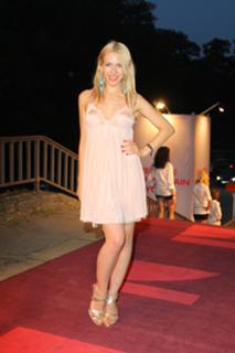 Julia Dietze feet photo thumbnail