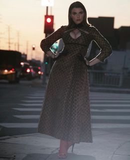 Julia Fox feet photo thumbnail