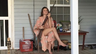 Julia Fox feet photo thumbnail