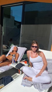 Julia Fox feet photo thumbnail