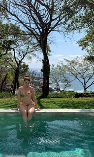 Julia Fox feet photo thumbnail