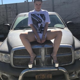 Julia Fox feet photo thumbnail