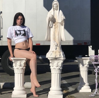 Julia Fox feet photo thumbnail