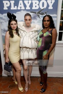 Julia Fox feet photo thumbnail