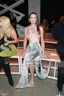 Julia Fox feet photo thumbnail