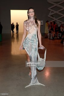 Julia Fox feet photo thumbnail