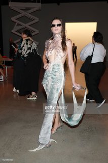 Julia Fox feet photo thumbnail