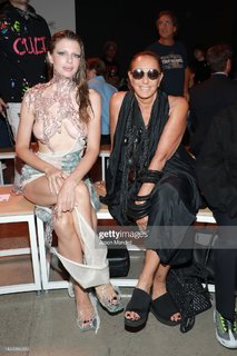 Julia Fox feet photo thumbnail