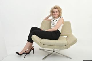 Julia Garner feet photo thumbnail