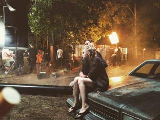 Julia Garner feet photo thumbnail