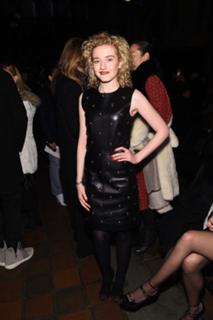 Julia Garner feet photo thumbnail