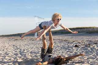 Julia Garner feet photo thumbnail