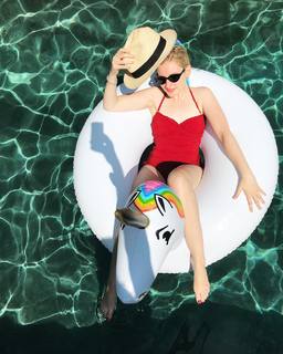 Julia Garner feet photo thumbnail