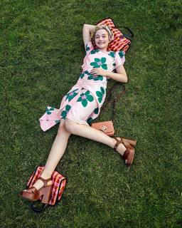 Julia Garner feet photo thumbnail