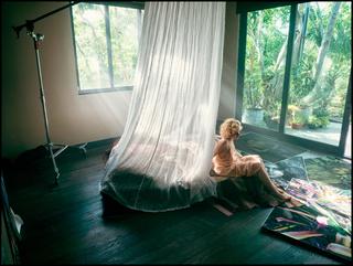Julia Garner feet photo thumbnail