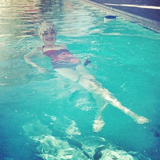 Julia Garner feet photo thumbnail