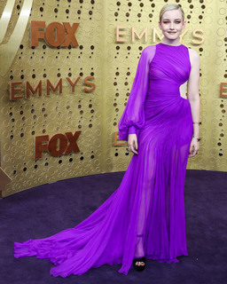 Julia Garner feet photo thumbnail