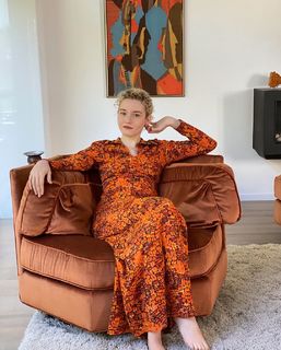 Julia Garner feet photo thumbnail