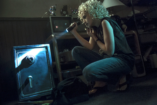 Julia Garner feet photo thumbnail