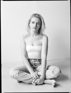 Julia Garner feet photo thumbnail