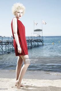 Julia Garner feet photo thumbnail